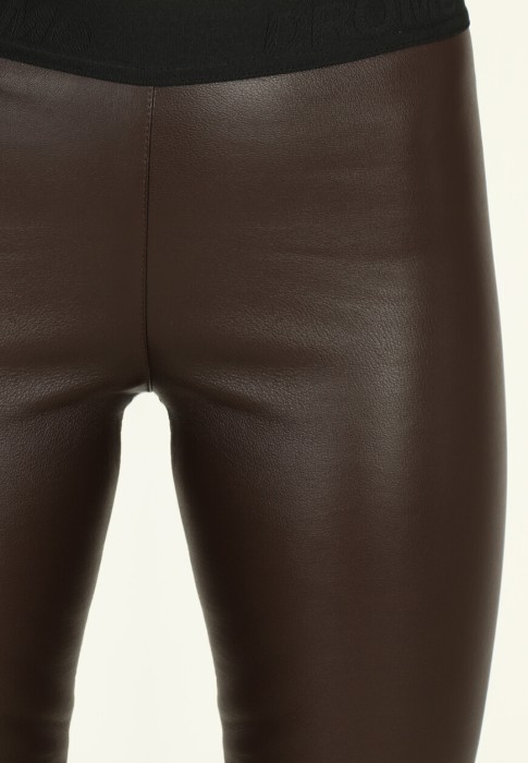 Товар коричневого цвета с внутренней стороны