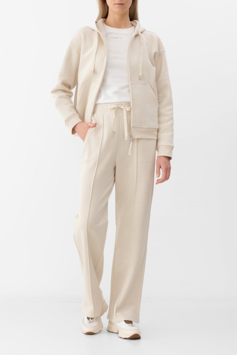 Товар бежевого цвета с внутренней стороны