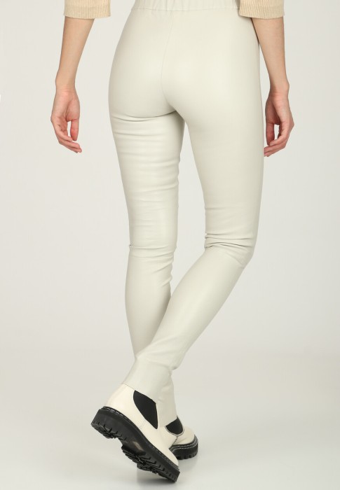 Товар белого цвета с внутренней стороны