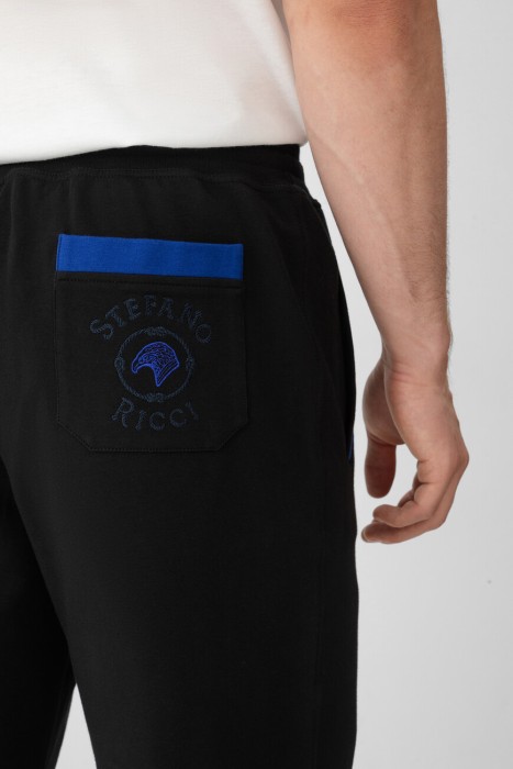 Товар черного цвета с внутренней стороны