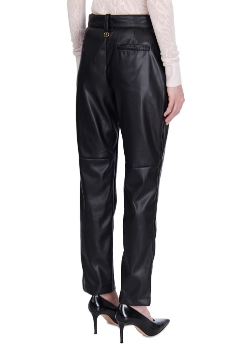Товар черного цвета с внутренней стороны