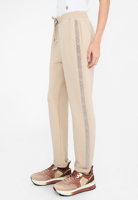 Товар бежевого цвета с внутренней стороны