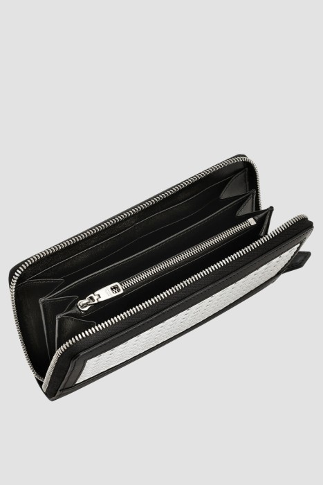 Товар черного цвета с внутренней стороны