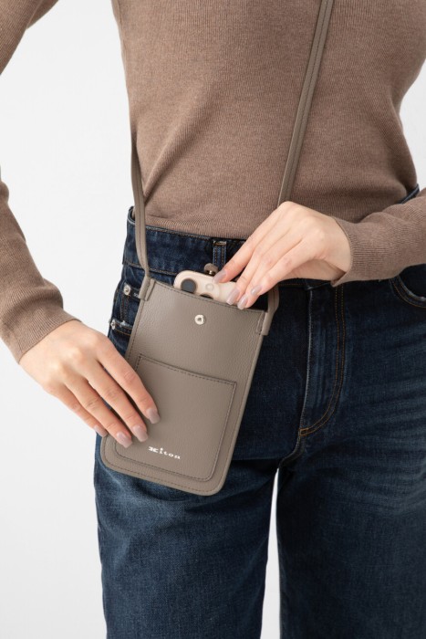 чехол для iphone  от бренда kiton вид слева