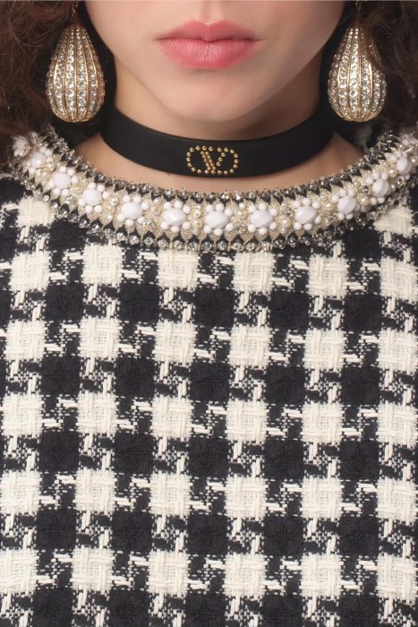 чокер  от бренда valentino вид слева