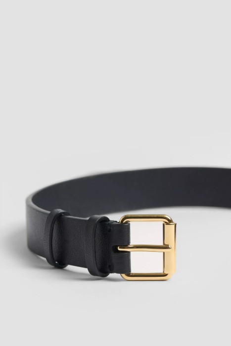 Товар черного цвета с внутренней стороны