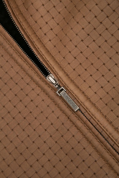 Товар коричневого цвета с внутренней стороны