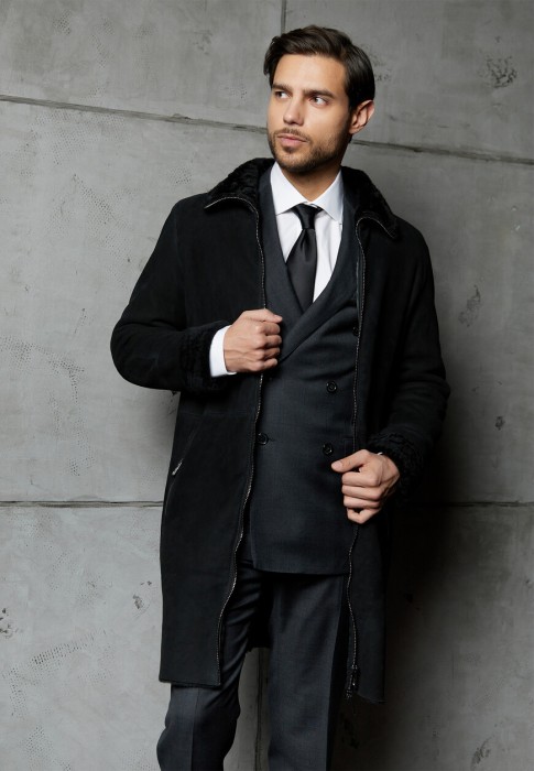 Товар черного цвета с внутренней стороны