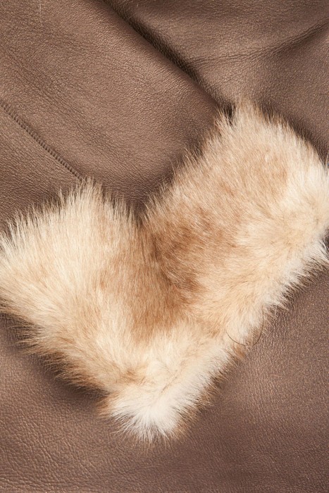 Товар коричневого цвета с внутренней стороны