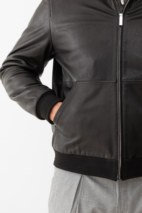 Товар черного цвета с внутренней стороны