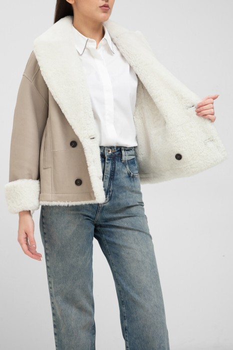 Товар бежевого цвета с внутренней стороны