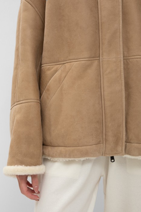 Товар бежевого цвета с внутренней стороны