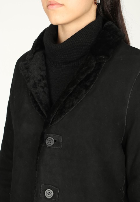 Товар черного цвета с внутренней стороны