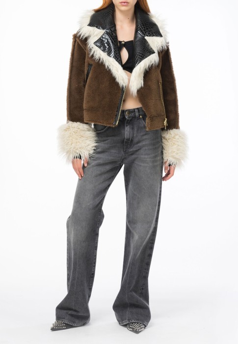 Товар коричневого цвета с внутренней стороны