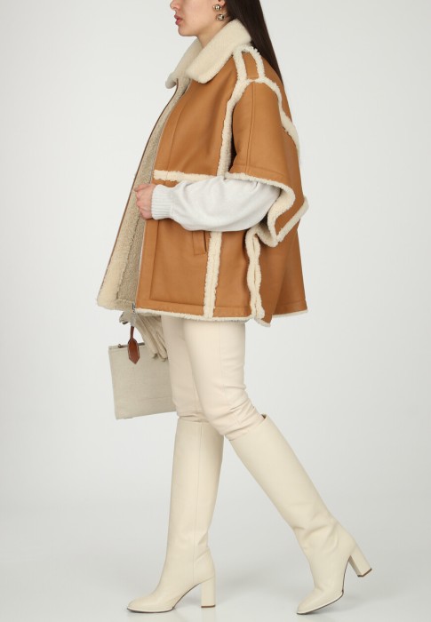 Товар коричневого цвета с внутренней стороны