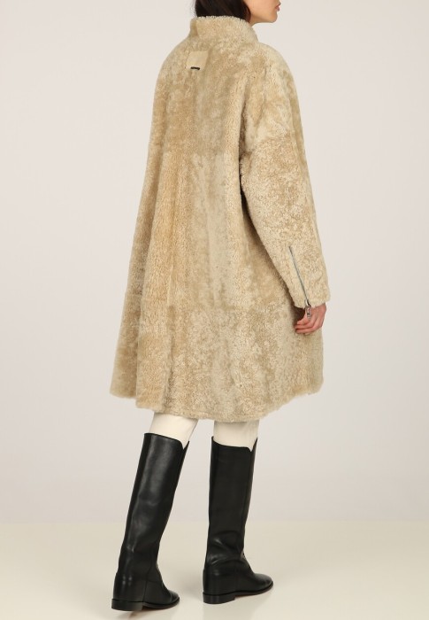 Товар бежевого цвета с внутренней стороны