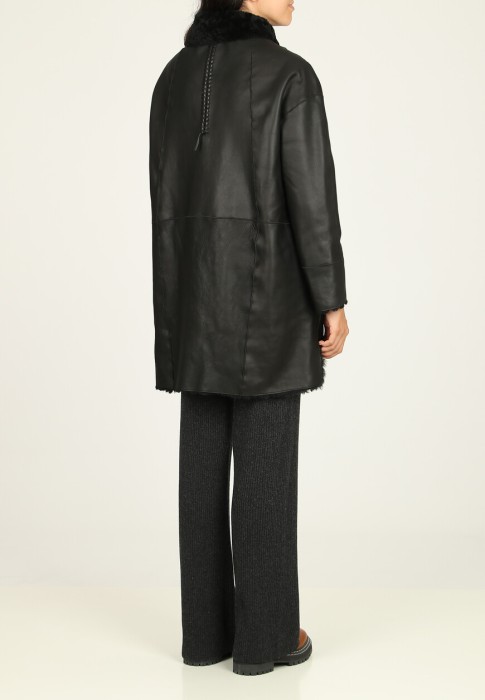 Товар черного цвета с внутренней стороны