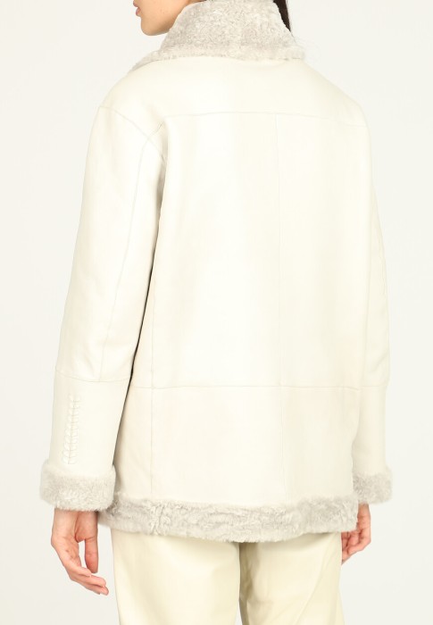 Товар бежевого цвета с внутренней стороны