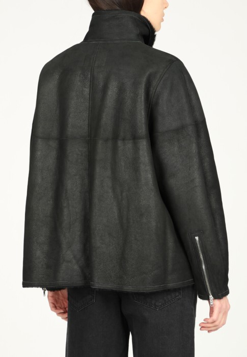 Товар черного цвета с внутренней стороны