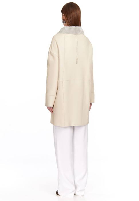 Товар бежевого цвета с внутренней стороны