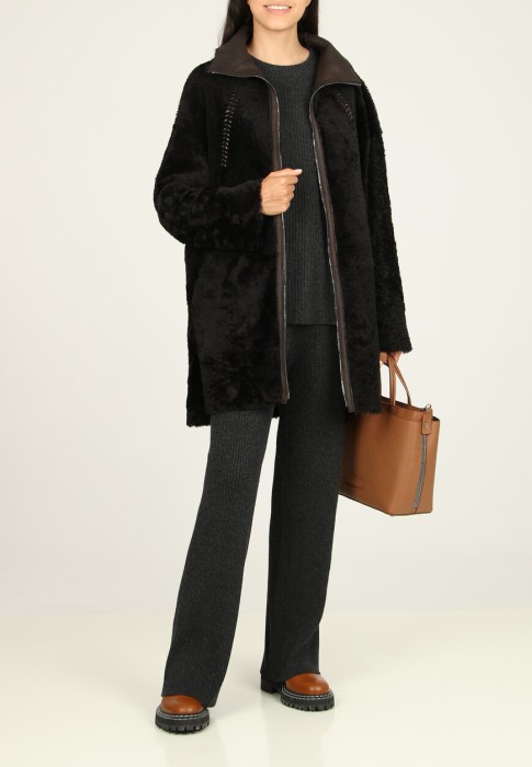 Товар коричневого цвета с внутренней стороны