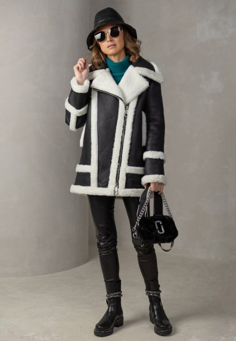 Товар черного цвета с внутренней стороны