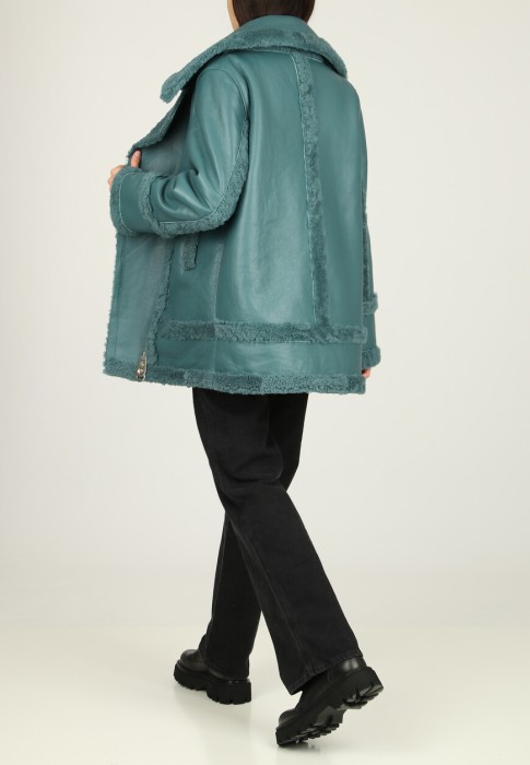 Товар зеленого цвета с внутренней стороны