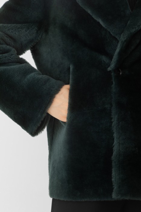 Товар зеленого цвета с внутренней стороны