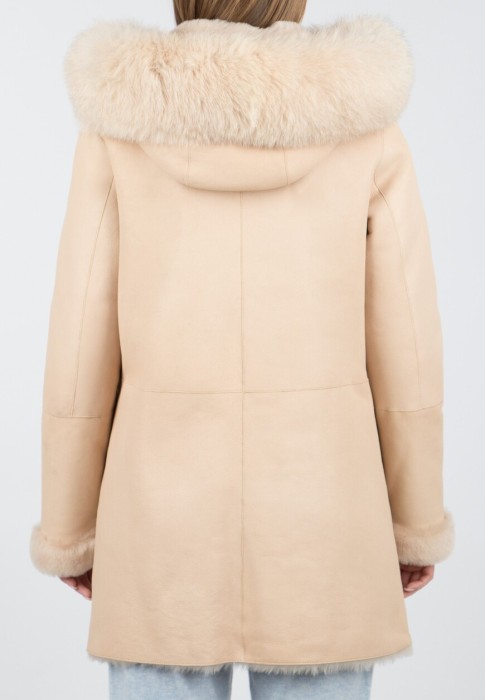 Товар бежевого цвета с внутренней стороны