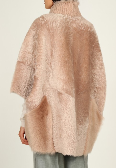 Товар бежевого цвета с внутренней стороны