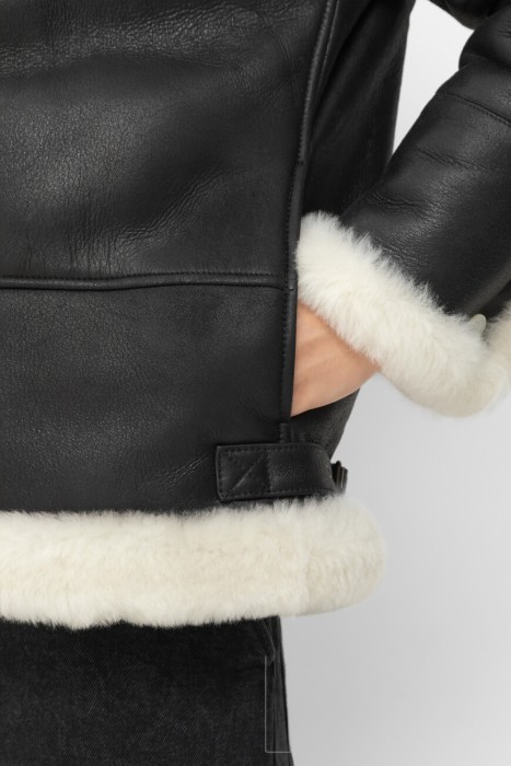 Товар черного цвета с внутренней стороны