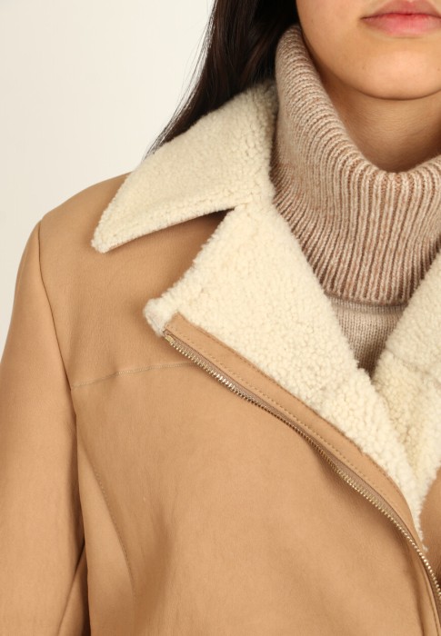 Товар бежевого цвета с внутренней стороны