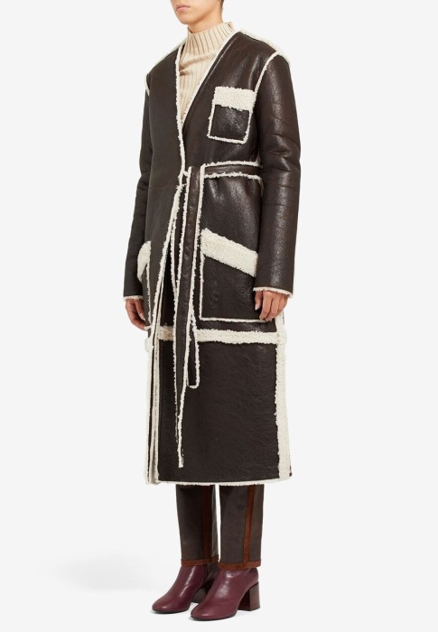 Товар коричневого цвета с внутренней стороны