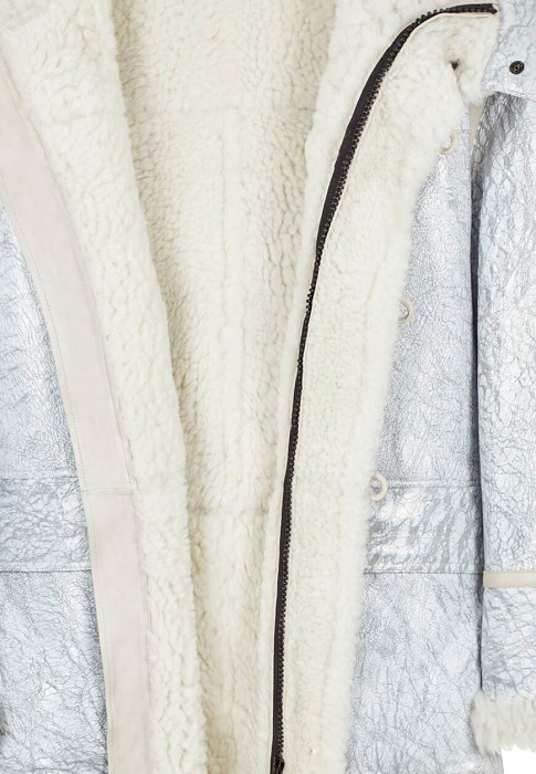 Товар белого цвета с внутренней стороны