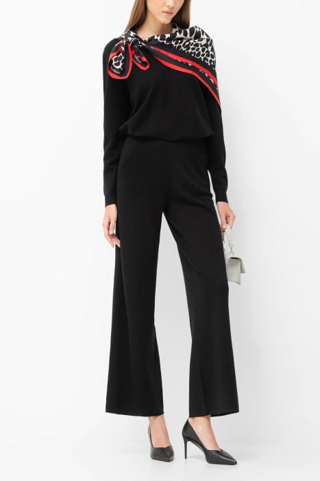 Товар черного цвета с внутренней стороны