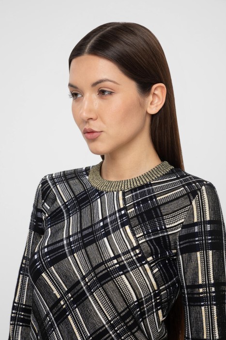 Товар черного цвета с внутренней стороны