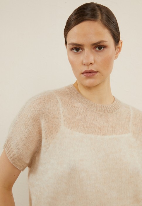 Товар бежевого цвета с внутренней стороны