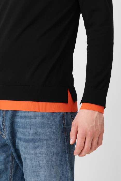 Товар черного цвета с внутренней стороны