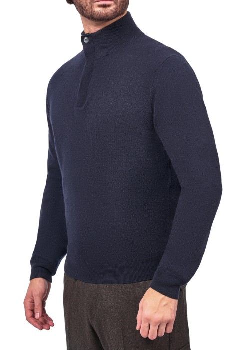 Товар синего цвета с внутренней стороны