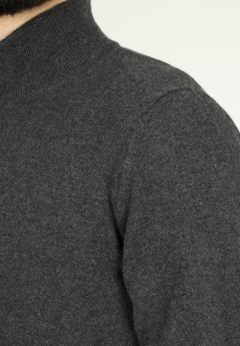 Товар серого цвета с внутренней стороны