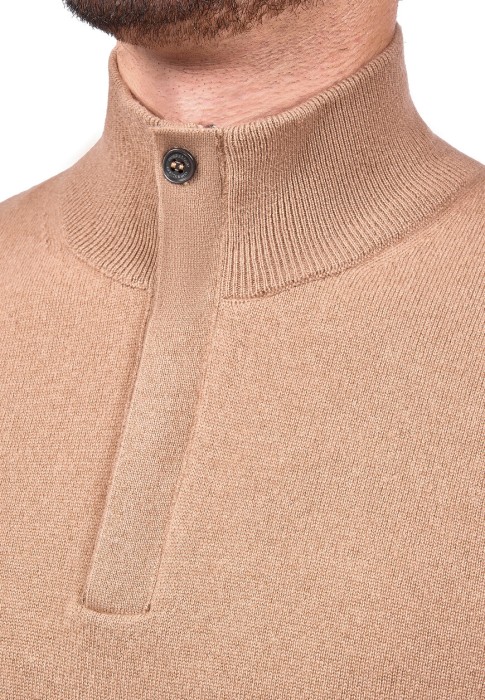 Товар бежевого цвета с внутренней стороны