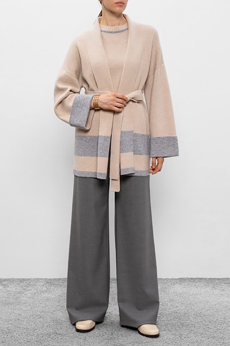 Товар бежевого цвета с внутренней стороны