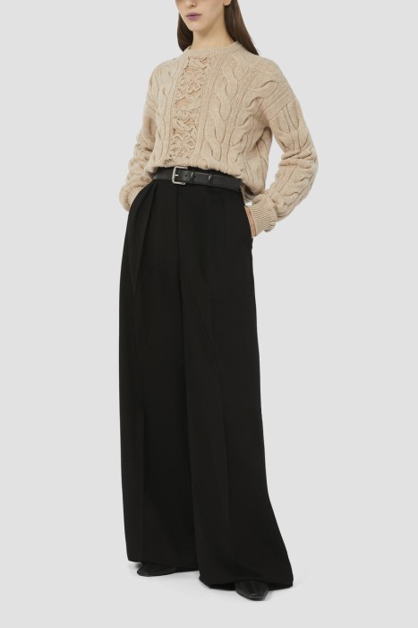 Товар бежевого цвета с внутренней стороны