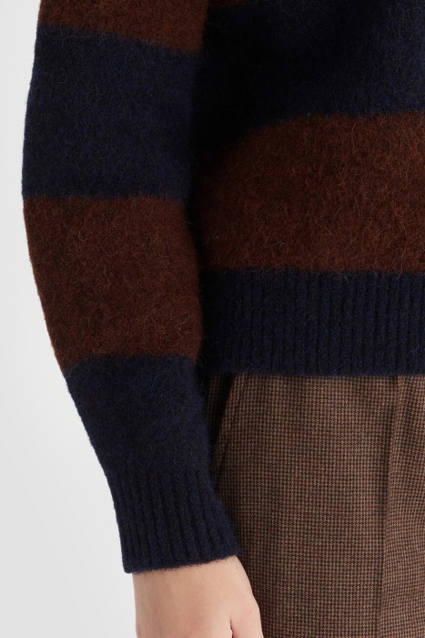 Товар коричневого цвета с внутренней стороны