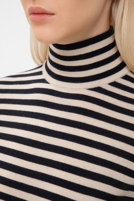 джемпер  из италии вид сбоку