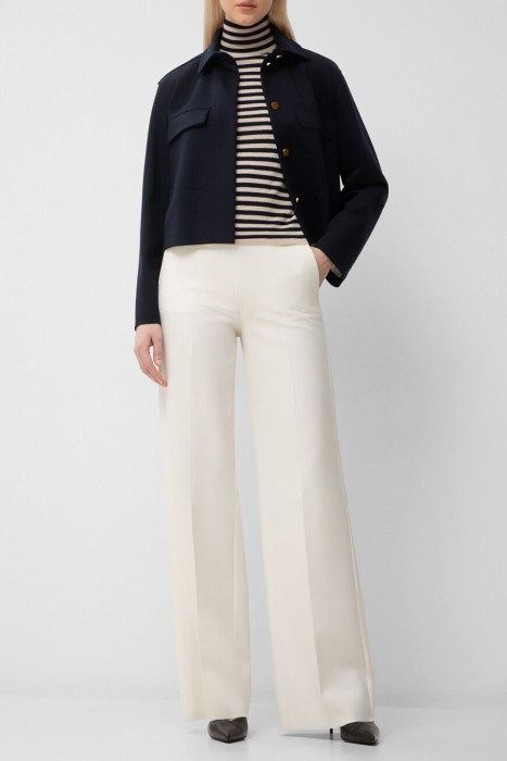 Товар бежевого цвета с внутренней стороны