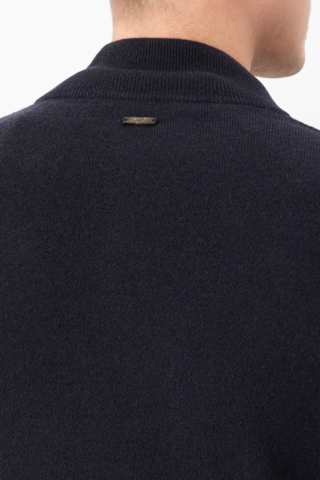 Товар синего цвета с внутренней стороны