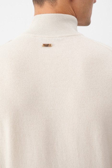 Товар бежевого цвета с внутренней стороны