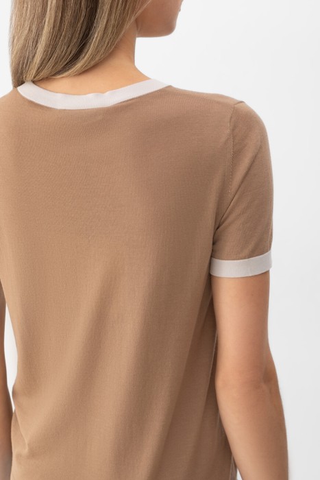 Товар бежевого цвета с внутренней стороны