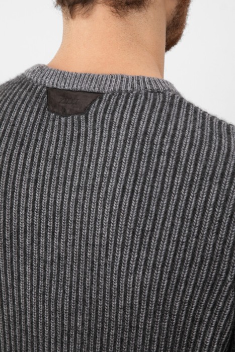 Товар серого цвета с внутренней стороны